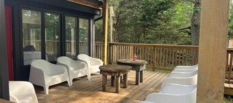 Waterfront Luxury Cottage for 8 with Private Hot Tub & Free Dockage