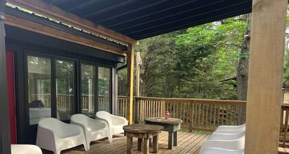 Waterfront Luxury Cottage for 8 with Private Hot Tub & Free Dockage