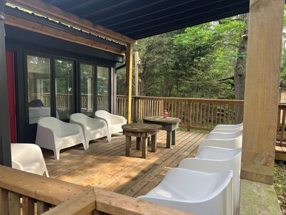 Waterfront Luxury Cottage for 8 with Private Hot Tub & Free Dockage