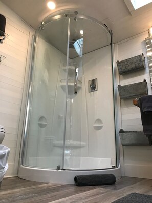 Dusche, Haartrockner, Handtücher, Seife