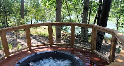 Waterfront Luxury for 5 Private Hot Tub Pet Friendly Retreat