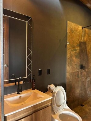 Chalet supérieur, vue sur le lac | Salle de bain | Douche, douche cascade, serviettes fournies, shampooing