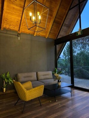 Superior Chalet, Lake View | Living area | 43-inch flat-screen TV with digital channels, streaming services - GRETEL CHALETS SUIZO (Guatapé)