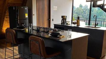 Deluxe-alpehytte - søudsigt | Privat køkken | Kaffe-/temaskine, elkedel, spisebord