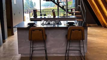 Cafetera y tetera, tetera eléctrica y comedor