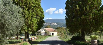 A few minutes from Rome and other centers Farmhouse in the Umbrian village with pets allowed