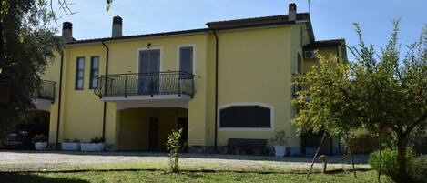 المنشأة من الخارج