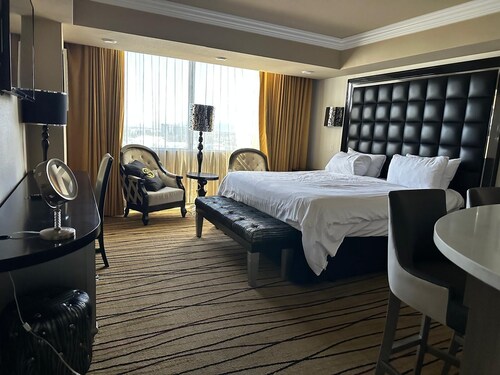 Chic 2-bedroom hotel suite with AC, WiFi in vibrant Las Vegas