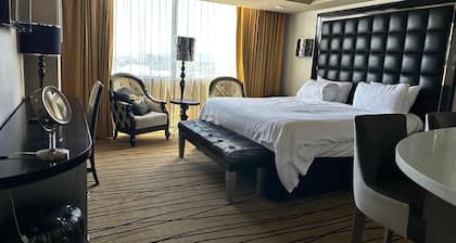 Chic 2-bedroom hotel suite with AC, WiFi in vibrant Las Vegas