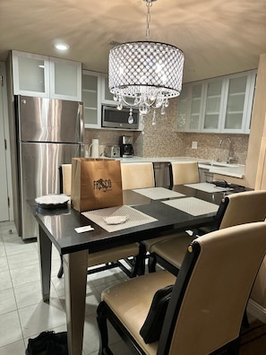 Dining - Chic 2-bedroom hotel suite with AC, WiFi in vibrant Las Vegas (Las Vegas)