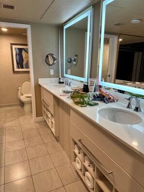 Shower, jetted bath, hair dryer, towels - Chic 2-bedroom hotel suite with AC, WiFi in vibrant Las Vegas (Las Vegas)