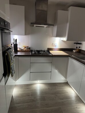 Maison | Cuisine privée | Réfrigérateur, micro-ondes, four, plaque de cuisson