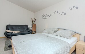 2 bedrooms, travel crib, free WiFi, bed sheets