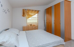 2 bedrooms, travel cot, free WiFi, bed sheets