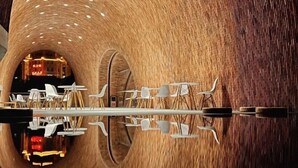 Un interior moderno con una pared curva de madera y una piscina reflectante.