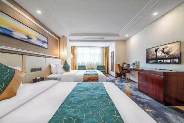 Habitación de hotel con dos camas, un escritorio y un cuadro grande en la pared.