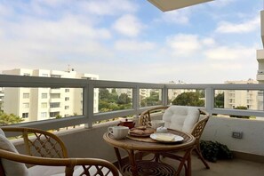Outdoor dining - Perfect for digital nomads, families and travelers. Fast WiFi and pools. (La Serena)