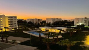 A residential area with modern buildings, a swimming pool, and palm trees. - Perfect for digital nomads, families and travelers. Fast WiFi and pools. (La Serena)