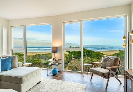 Smart TV, DVD player. Oceanfront Relaxation in Rockaway Beach