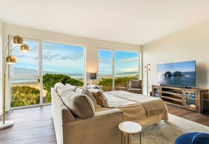 Smart TV, DVD player - Oceanfront Relaxation in Rockaway Beach (Rockaway Beach)