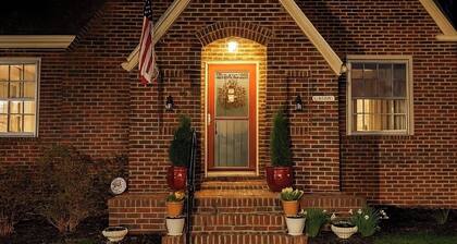 2 bedroom cottage in d-town Farmville, walking distance to Longwood University.