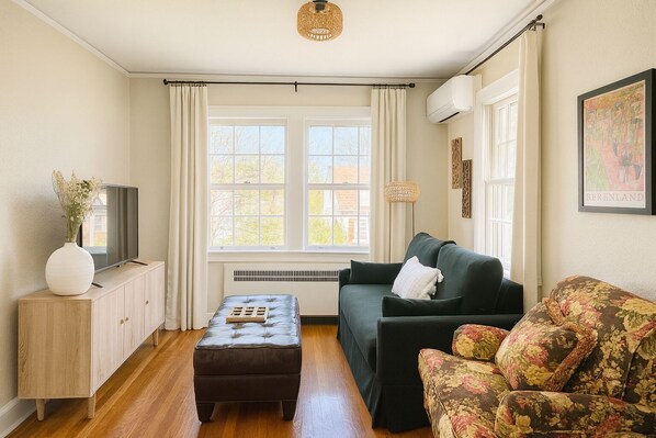 Smart TV, books, stereo