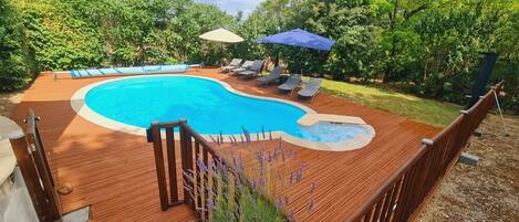 Een verwarmd zwembad