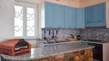 Kühlschrank, Herdplatte, Geschirrspüler, Kochgeschirr/Geschirr/Besteck