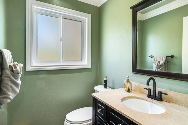 Dusj, hårføner, håndklær og såpe