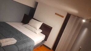 Economy Room, 1 Queen Bed | Free WiFi, bed sheets - edificio catedral (Santiago)
