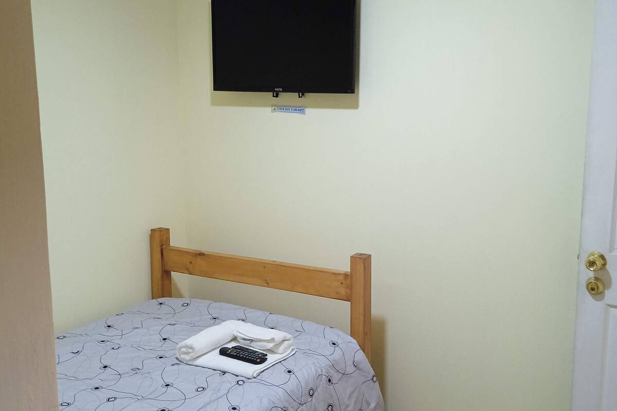 Kamar Single Basic | Wi-Fi gratis dan seprai linen