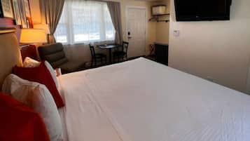 Tabla de planchar con plancha, cuna de viaje, wifi y ropa de cama