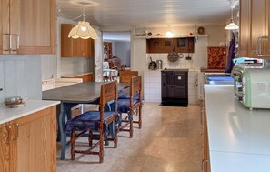 Kühlschrank, Ofen, Herdplatte, Wasserkocher mit Kaffee-/Teezubehör