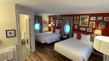 Tabla de planchar con plancha, cuna de viaje, wifi y ropa de cama