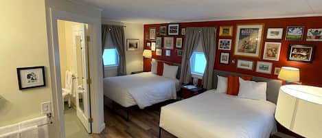 Tabla de planchar con plancha, cuna de viaje, wifi y ropa de cama