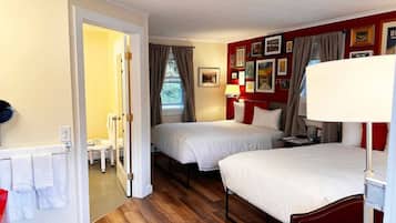 Tabla de planchar con plancha, cuna de viaje, wifi y ropa de cama