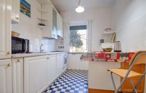 Réfrigérateur, surface de cuisson, lave-vaisselle, cafetière-théière