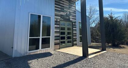 New Yote Cabin with Pool Table & Fireplace, 18 Minutes South of Norman