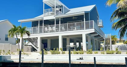 Sea Glass House of Summerland Key!
Pool, 70 feet of Seawall, deep water canal!