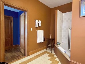 Jetted tub, hair dryer, towels, soap - Cobalt Suite at The Amethyst Inn B&B, jacuzzi, fireplace, gourmet breakfast (Adamstown)