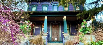 Cobalt Suite at The Amethyst Inn B&B, jacuzzi, fireplace, gourmet breakfast