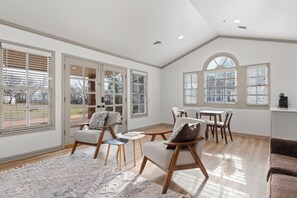 Suite 1 | リビング エリア | 暖炉