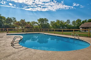Outdoor pool - Jarrett Farm Resort (Ramona)