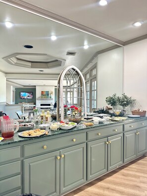 Free daily on-the-go breakfast - Jarrett Farm Resort (Ramona)