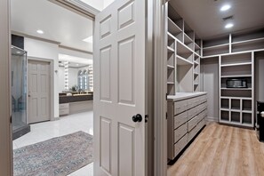 Presidential Suite | バスルーム | 個別の浴槽とシャワー、深めの浴槽、ヘアドライヤー、タオル