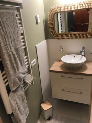 Ducha, secador de pelo, toallas, jabón