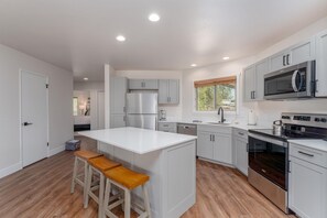 冷蔵庫、電子レンジ、オーブン、コンロ