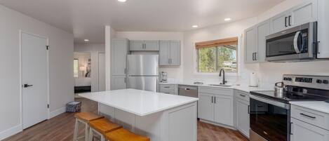 冷蔵庫、電子レンジ、オーブン、コンロ