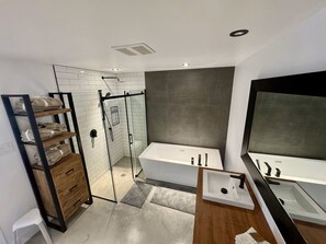 Regadera, toallas, jabón, papel de baño 