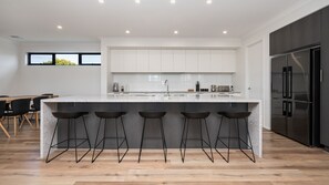 Fridge, microwave, oven, stovetop - Rigby Retreat at St Leonards (St Leonards)